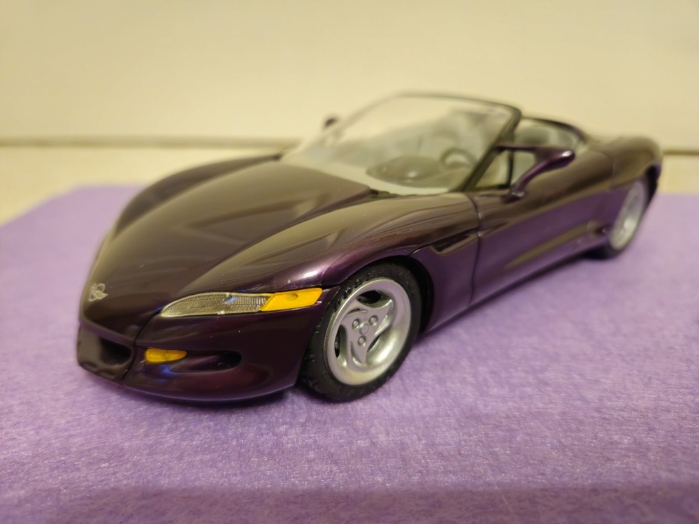 DEALER PROMO CORVETTE STING RAY III CONCEPT 1:25 KEPT IN CLOSED CASE (LAST ONE)