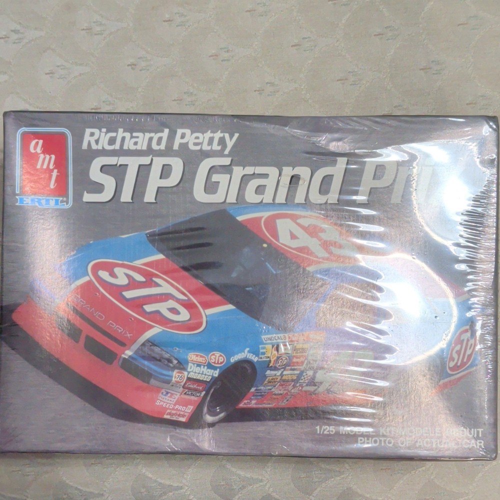 AMT Richard Petty STP Grand Prix Pontiac #43 1:25 Unassembled Kit 6728
