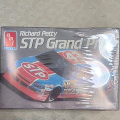 AMT Richard Petty STP Grand Prix Pontiac #43 1:25 Unassembled Kit 6728