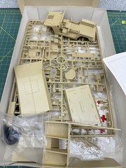Academy Minicraft 1/35 Scale M997 4×4 Ambulance US Army Model HMMWV Kit 1352