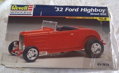 1:25 Revell 87-7625 Awesome 1932 Ford HIGHBOY molded in white plastic 1998