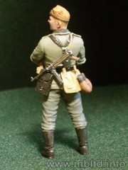 1/35 German Motorcyclists WW 2 “Letting off steam…” Master Box 3539 Model kit