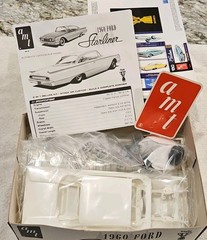 AMT 1:25 1960 Ford Starliner 2-in-1 Deluxe Plastic Model Kit Unassembled AMT604