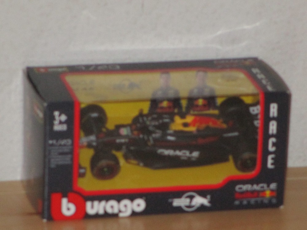 Bburago 2025 F1 Racing Oracle Red Bull Racing RB20 Verstappen #1 Car Perez 1:43