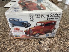 REVELL 1932 FORD SEDAN STREET ROD FACTORY SEALED INSIDE KIT! CIRCA 2007! VMCP!