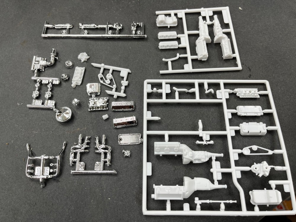 R32F5W Hemi & 302 Ford Engine Model Kit PARTS 1/25 MCM