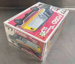 AMT 1977 Ford Cruising Van Model Kit #1108 Plastic 1/25 Truck Retro Deluxe