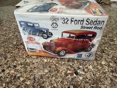 REVELL 1932 FORD SEDAN STREET ROD FACTORY SEALED INSIDE KIT! CIRCA 2007! VMCP!