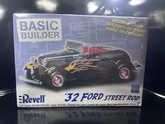 Revell 1/24 Scale 1932 Ford Street Rod Classic Cruiser by Monogram
