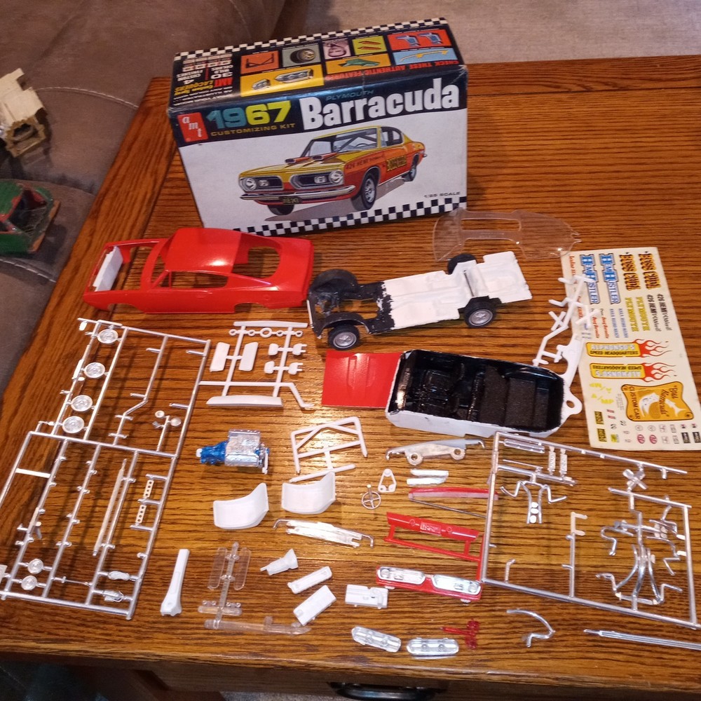 VINTAGE AMT 1967 PLYMOUTH BARRACUDA MODEL KIT- – ANNUAL -6857-170