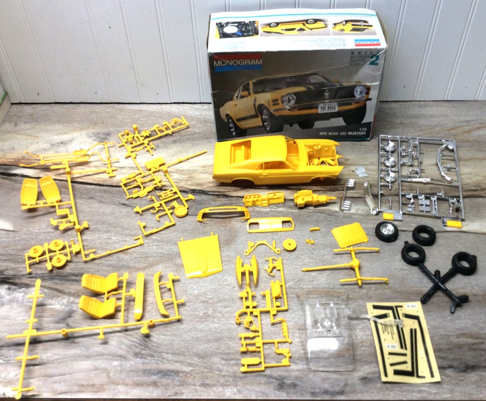 Monogram 1970 Boss 302 Mustang 1:24 scale Model kit opned box no directions