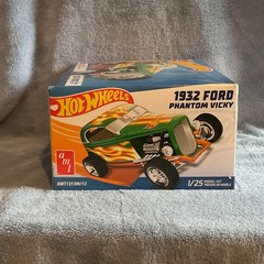 Hot Wheels AMT 1932 Ford Phantom Vicky 1:25 Hot Rod Model Kit Mustang V8 Custom