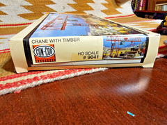 🔥COOL CON-COR HO ” CRANE WITH TIMBER ” PLASTIC MODEL KIT 9041 TRAIN LAYOUT NMt