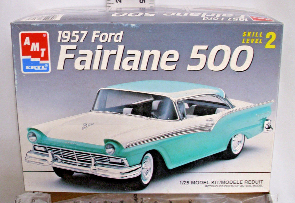 AMT 1957 FORD FAIRLANE 500 1:25 CAR MODEL KIT BOXED 8028 UNTOUCHED