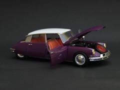EBBRO 1/24 Citroen DS19 Painted Finished