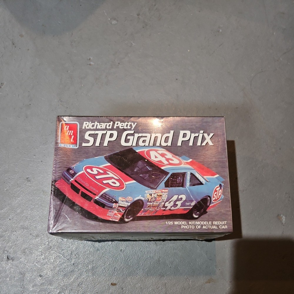 AMT Nascar Richard Petty #43 STP Grand Prix 1/25 Scale Model Kit (Sealed) 6728