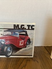 AMT 1/32 2 colored plastic scale M.G. TC cult car roadster Model Car kit Sealed