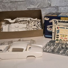 AMT 1953 Studebaker Mr. Speed 3-in-1 Trophy 1:25 Plastic Kit White