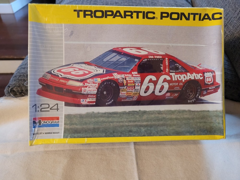 Monogram Tropartic pontiac #66 red scale 1:24 skill level 2 Model Kit Sealed