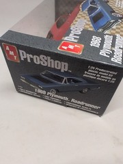 AMT 31858 Pro Shop 1968 Plymouth Road Runner Model Car Kit New