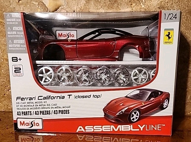 1/24 Maisto Ferrari California T (closed Top) 43 Pc Die-Cast metal car kit New