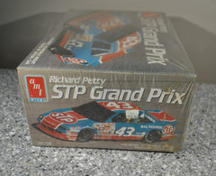 1990 Amt Ertl 43 Richard Petty STP Grand Prix Pontiac 1:25 Model Kit 6728 SEALED