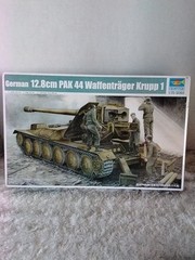 Trumpeter 05523 1:35 German PAK 44 Waffentrager Krupp 1 Model Kit. SEE PHOTOS