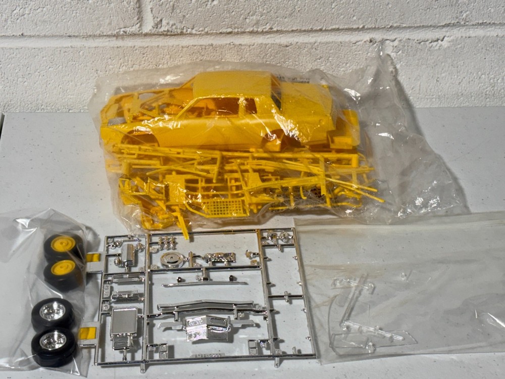 Monogram 1/24 1981 Pontiac Grand Prix NASCAR Model Kit Body in White/Yellow