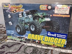 Grave Digger Monster Truck Model Kit 2002 NEW