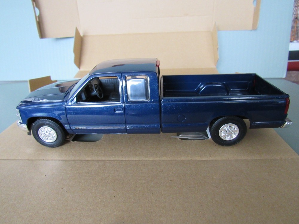 1994 CHEVROLET C-1500 PICKUP AMT 1/25 Scale DEALER Plastic Promo In Box READ!