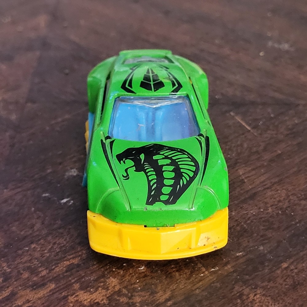 GREENBRIER SUNTOYS 9891 GREEN BLUE & YELLOW DIECAST 2 3/4″ CAR W/ COBRA SNAKE