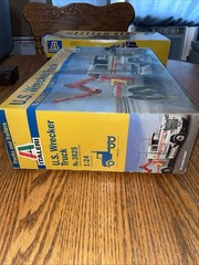 Italeri 3825 1/24 Scale Model Car Kit U.S Ford LTL 9000 Wrecker Tow Truck