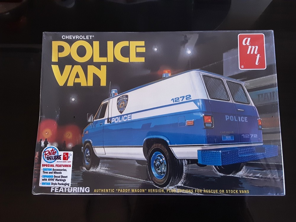 AMT RETRO DELUXE CHEVROLET POLICE VAN MODEL KIT FACTORY SEALED–READ DESCRIPTION