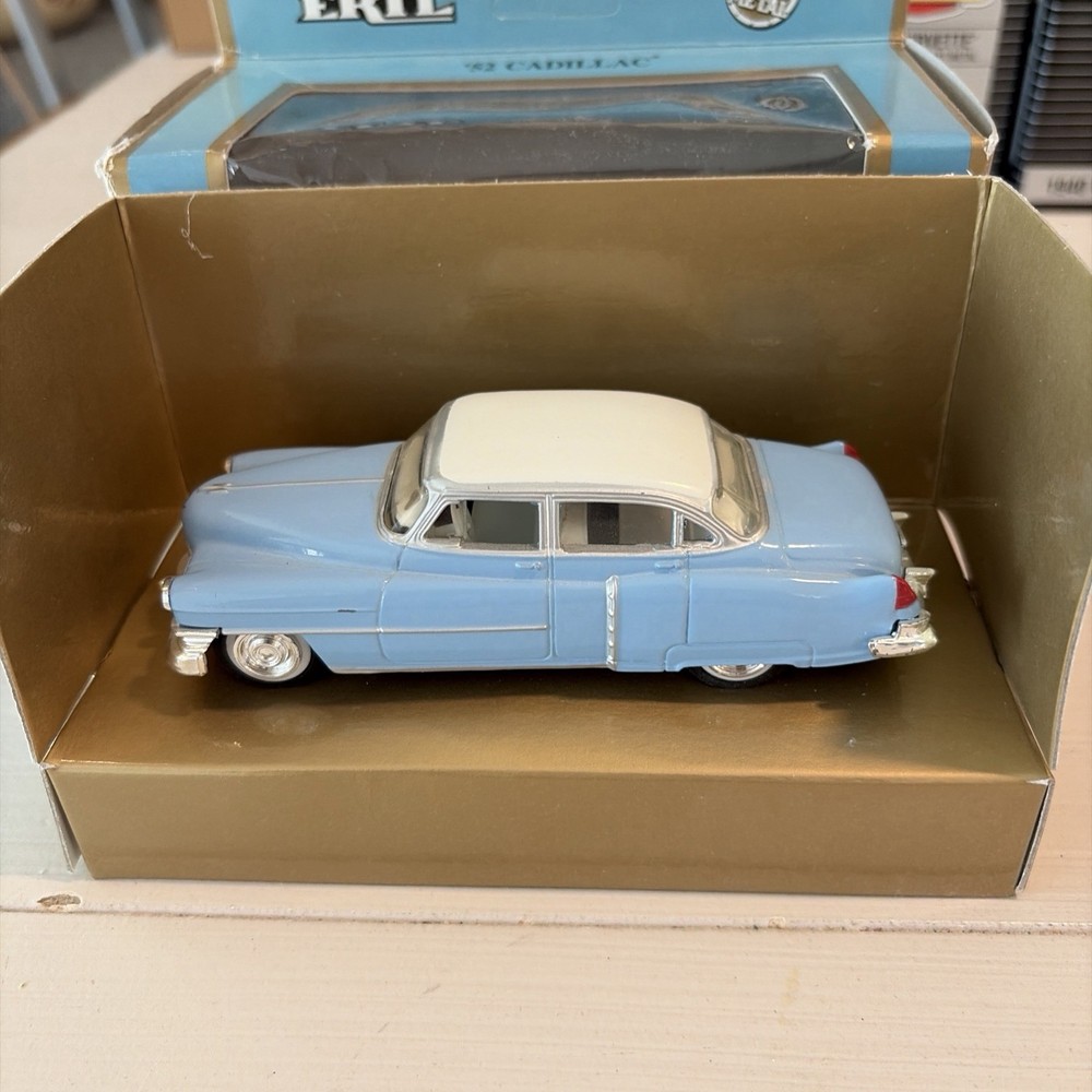 ERTL #2541 1952 BABY BLUE & WHITE CADILLAC COUPE DeVILLE HARDTOP DIECAST 1:43