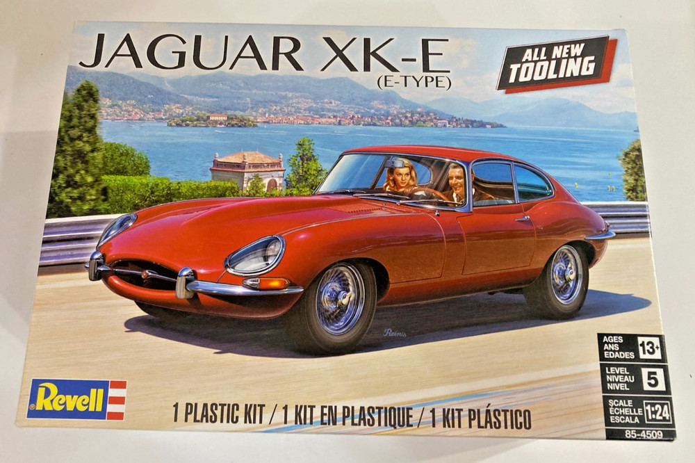 JAGUAR XK-E E-TYPE CLASSIC COUPE MODEL KIT REVELL 1/24 SCALE NEW