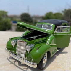 1:32 Vintage Vehicle Diecast Toy For Cadillac Classic Car Alloy Model Souvenir