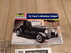 Revell 1932 Ford 3 Window Coupe Hot Rod #7605 1:25 Model Kit (complete unbuilt)