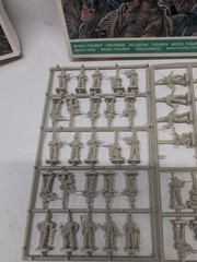 German Paratroopers Green Devils Model Kit #5004 1/35 Open Box 50 Soldiers