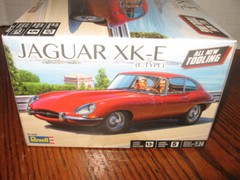 REVELL LEVEL 5 MODEL KIT JAGUAR XK-E (E-TYPE) 1/24 SCALE MODEL CAR 85-4509