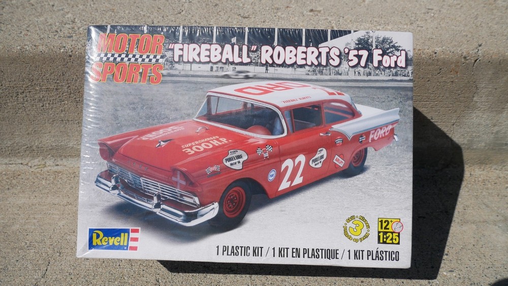 Revell Motor Sports Fireball Roberts ’57 Ford Stock 1:25 Model Kit 85-4024