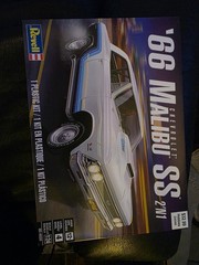 85-4520 1966 Chevy Malibu SS 2N1 Model Car Kit 1:24 Scale 92-Piece Skill Level 4