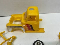 1/25 1956 FORD F-100 PICKUP TRUCK YELLOW PARTS MODEL CAR KIT