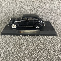 1:32 SCALE METAL 1936 CHRYSLER AIRFLOW SEDAN DIECAST MODEL SIGNATURE MODEL