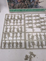 German Paratroopers Green Devils Model Kit #5004 1/35 Open Box 50 Soldiers