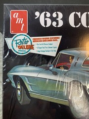 AMT ’63 Corvette Sting Ray Retro Deluxe Edition 1/25 Model Kit AMT861M