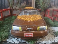 WRECKED FORD TAURUS SHO IN CORNER JUNKYARD DIORAMA SCENE !! COOL DETAILS