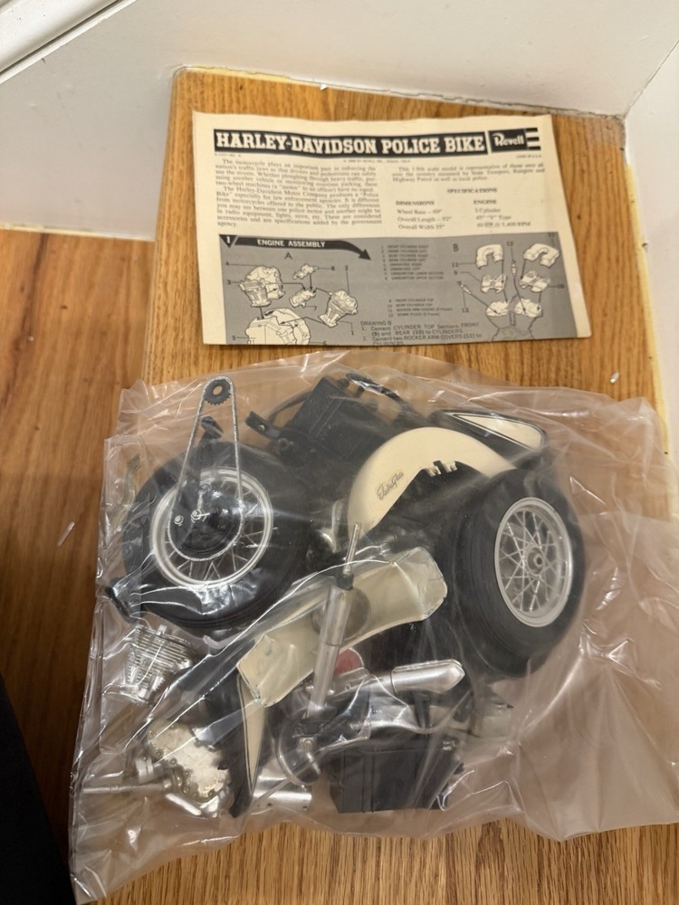 Vintage 1969 Revell Harley Davidson 1/8 Scale Police Bike Motorcycle Kit Parts