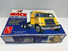 AMT 1:25 Scale Mack Cruise Liner Cabover Truck Ryder Sealed Inside Model Kit