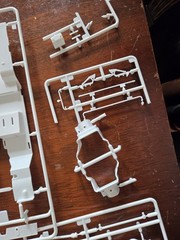Revell 1/24 Land Rover Series III 109 85-4498 Body & Suspension Parts Stk R30