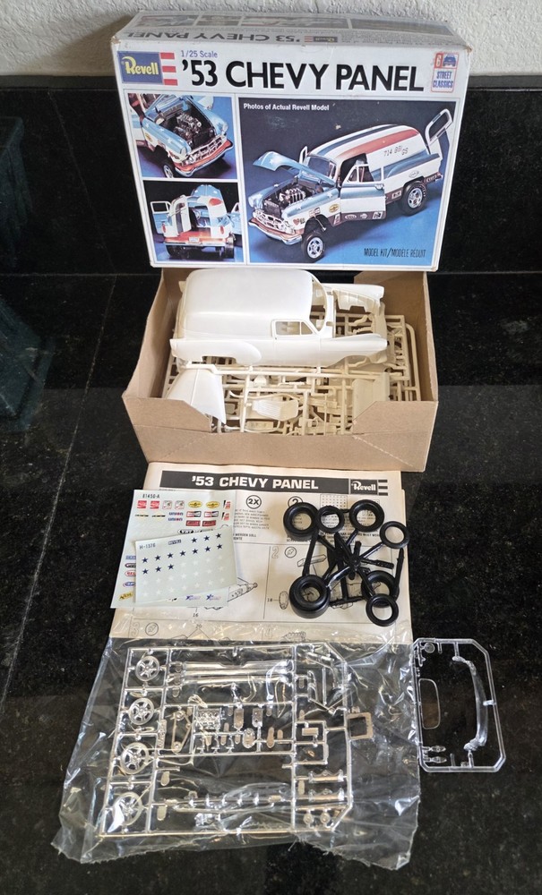 VINTAGE REVELL 1953 CHEVROLET PANNEL CAR 1/25 SCALE MODEL KIT